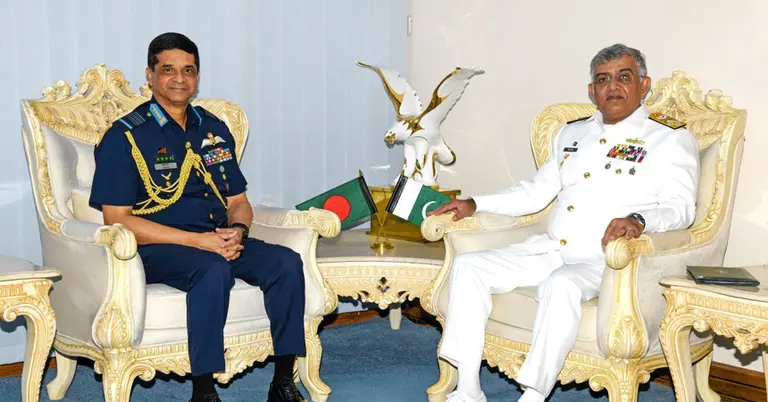 বিমান বাহিনী প্রধানের সঙ্গে পাকিস্তান নৌবাহিনী প্রধানের সৌজন্য সাক্ষাৎ